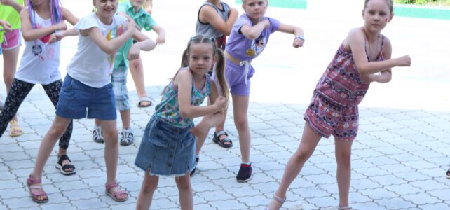 Танцевальная вечеринка "Танцуй и веселись".