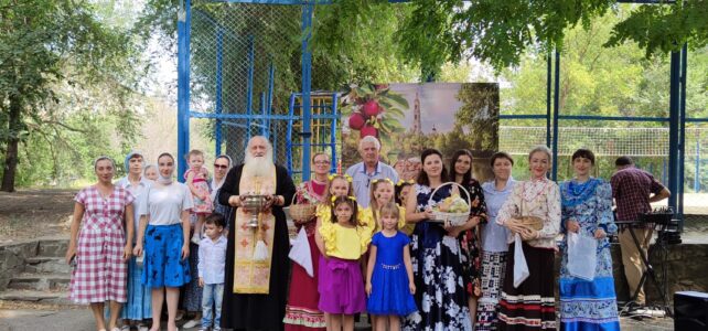 «Спас великий, спас яблочный». "Спас великий, спас яблочный".