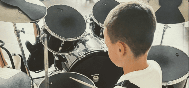 игра на барабанах